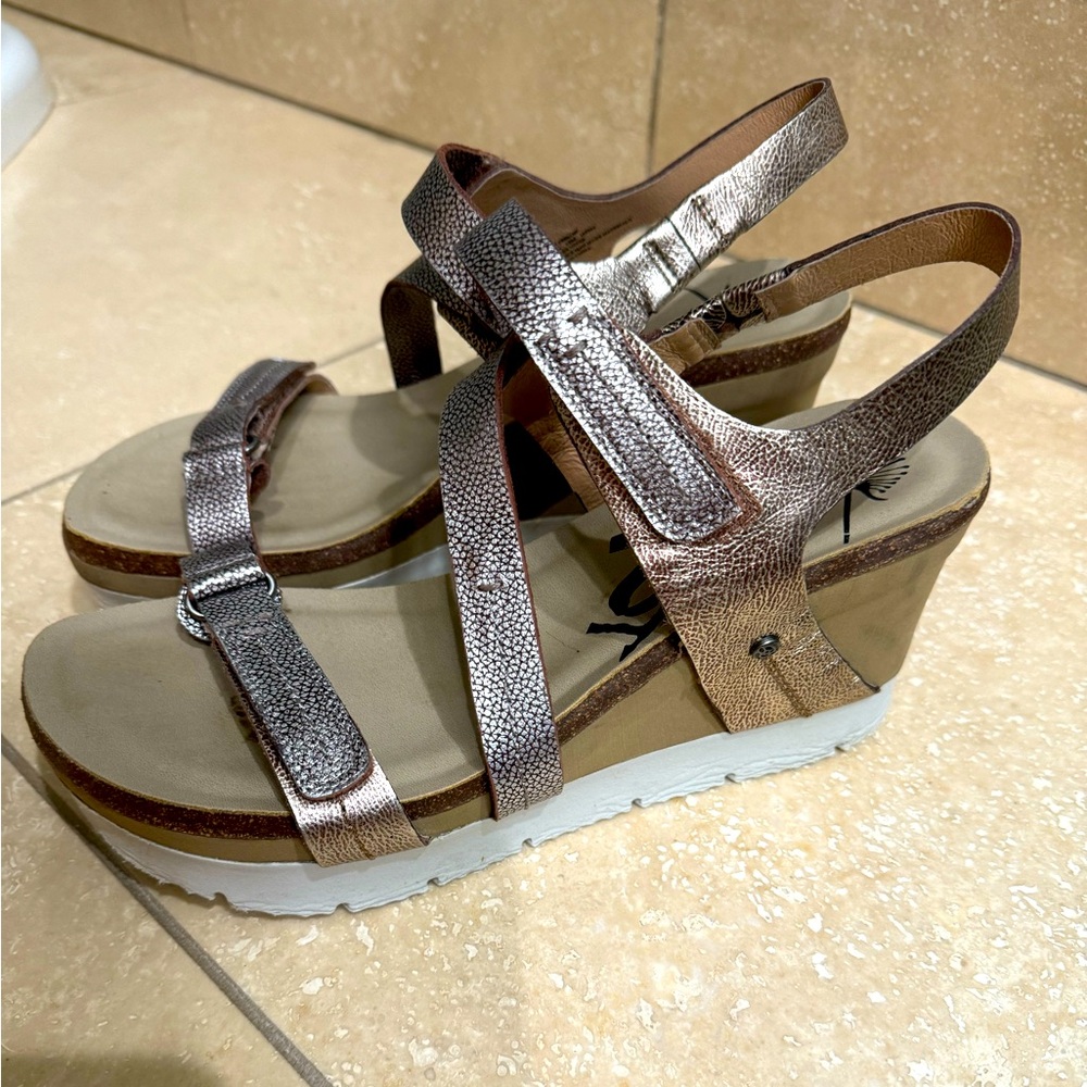 OTBT Wavey size 10. Gently worn, Neutral, perfect with any outfit or color.